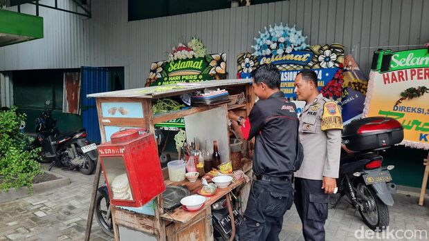 Pedagang mi ayam keliling di Kudus langganan pejabat, Jumat (8/3/2024).
