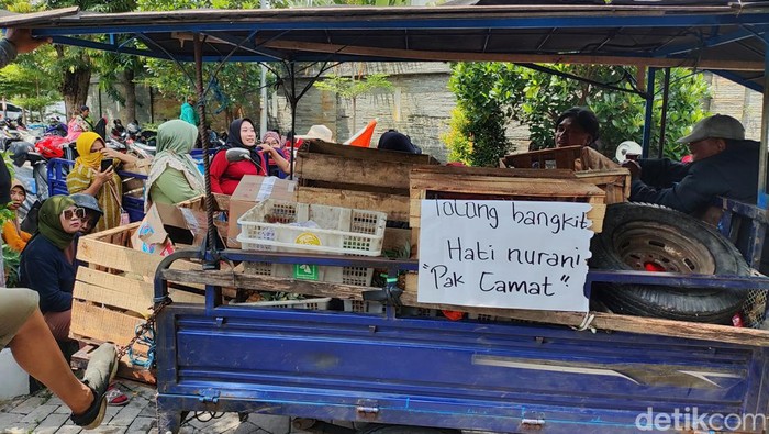Pedagang pasar Kutisari Selatan mendatangi kantor kecamatan usai bersitegang dengan Satpol PP.