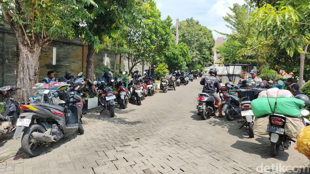 Pedagang pasar Kutisari Selatan mendatangi kantor kecamatan usai bersitegang dengan Satpol PP.