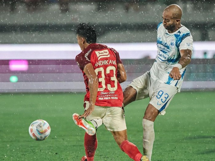 Pemain PSIS, Lucao, coba menghadang laju pemain Bali United, Andhika Wijaya, Jumat (8/3/2024) malam.