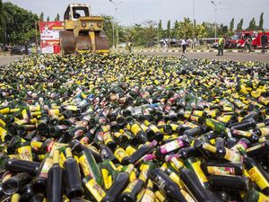 Jelang Ramadan, Satpol PP Indramayu Gilas Miras Berbagai Merek