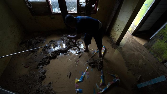 Pemutusan aliran listrik di lokasi banjir bandang Warga membersihkan lumpur dalam rumahnya tanpa penerangkan listrik pasca banjir bandang di Kelurahan Kasilampe, Kendari, Sulawesi Tenggara, Kamis (7/3/2024). Pihak pemerintah setempat meminta ke[ada PT PLN (Persero) Kendari untuk memutuskan sementara aliran listrik dibeberapa rumah yang masih terdampak banjir bandang guna mencegah terjadinya korsleting listrik. ANTARA FOTO/Jojon/YU