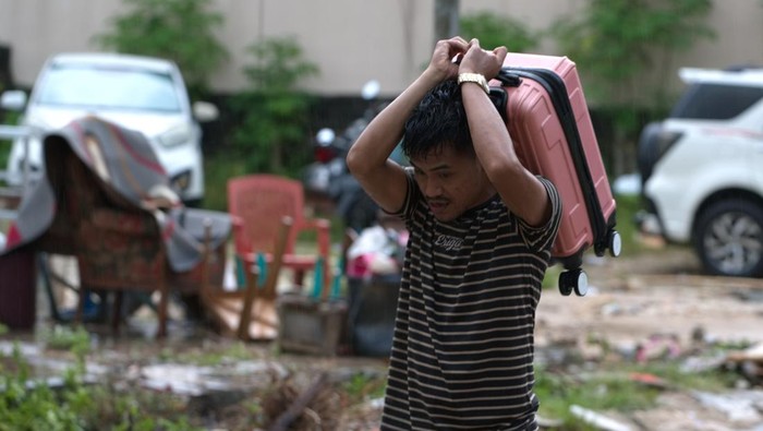Pemutusan aliran listrik di lokasi banjir bandang Warga membersihkan lumpur dalam rumahnya tanpa penerangkan listrik pasca banjir bandang di Kelurahan Kasilampe, Kendari, Sulawesi Tenggara, Kamis (7/3/2024). Pihak pemerintah setempat meminta ke[ada PT PLN (Persero) Kendari untuk memutuskan sementara aliran listrik dibeberapa rumah yang masih terdampak banjir bandang guna mencegah terjadinya korsleting listrik. ANTARA FOTO/Jojon/YU