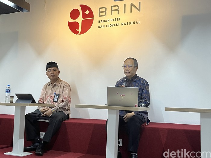 Peneliti BRIN Thomas Djamaluddin (kanan) saat memaparkan prediksi hilal Ramadan di Kantor BRIN, Jakarta, Jumat (8/3/2024).