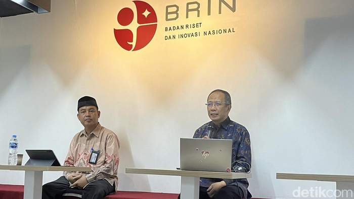 Peneliti BRIN Thomas Djamaluddin (kanan) saat memaparkan prediksi hilal Ramadan di Kantor BRIN, Jakarta, Jumat (8/3/2024).