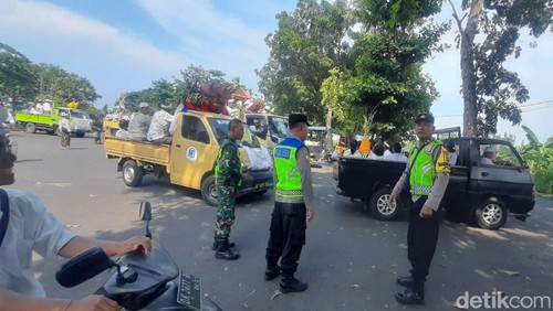 TNI-Polri mengamankan kegiatan melasti serangkaian Hari Raya Nyepi, Jumat (8/3/2024). (foto : Putu Krista/detikBali).