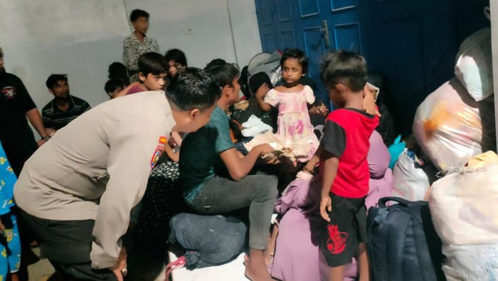 Pengungsi Rohingya diamankan di pintu Tol Batin Solapan, Bengkalis. (Dok Polres Bengkalis)