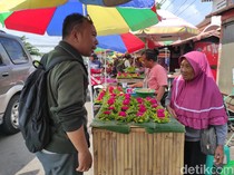 Pedagang Bunga Dadakan di Blitar Ketiban Berkah Jelang Ramadan