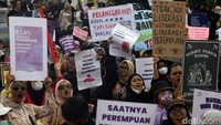Beragam isu perempuan disuarakan melalui poster, spanduk dan orasi selama demonstrasi berlangsung. 