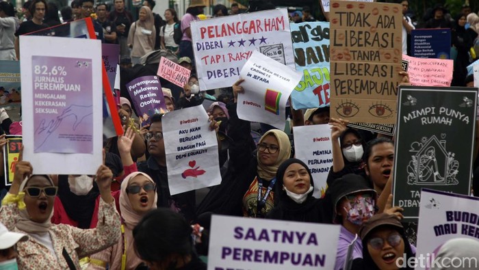 Ratusan orang gelar aksi di Patung Kuda, Jl Medan Merdeka Selatan, Jakarta, Jumat (8/3/2024). Mereka memperingati hari perempuan internasional.
