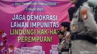 Aksi ini dijaga aparat kepolisian. 