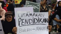 Massa menyoroti sejumlah kemerosotan demokrasi di dalam negeri selama pemerintahan Presiden Joko Widodo. 