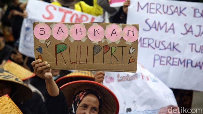 Ratusan orang gelar aksi di Patung Kuda, Jl Medan Merdeka Selatan, Jakarta, Jumat (8/3/2024). Mereka memperingati hari perempuan internasional.