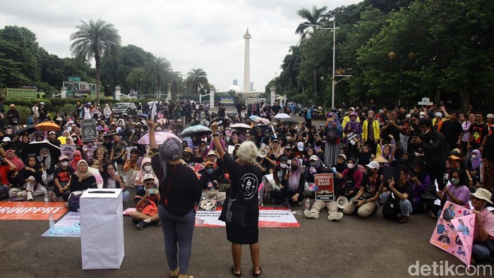 Ratusan orang gelar aksi di Patung Kuda, Jl Medan Merdeka Selatan, Jakarta, Jumat (8/3/2024). Mereka memperingati hari perempuan internasional.