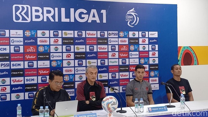 Pelatih Persis Solo Milomir Seslija, saat konferensi pers di Stadion Manahan Solo, Jumat (8/3/2024).