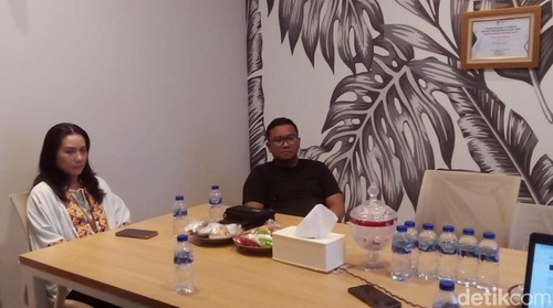 Area Manager Commrel & CSR Pertamina Patra Niaga Regional Jatimbalinus Ahad Rahedi (kanan) di kantor detikBali, Jumat (8/3/2024).