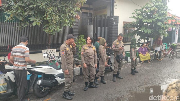 Petugas Satpol PP Surabaya di Jalan Kutisari Selatan V.