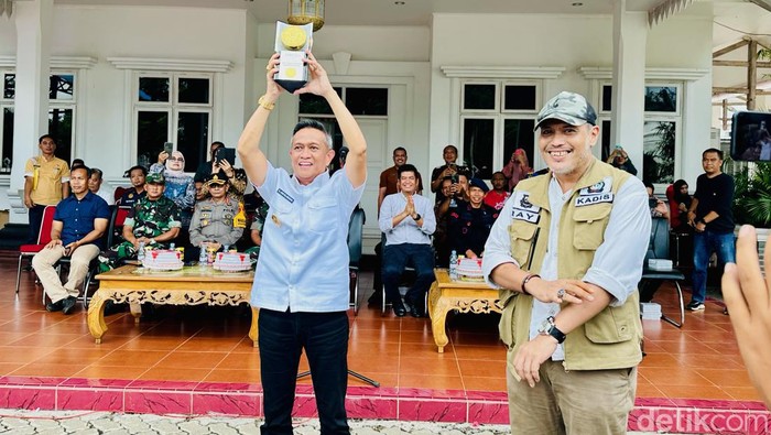 Piala Adipura diarak ke Rumah Jabatan Bupati Bone.