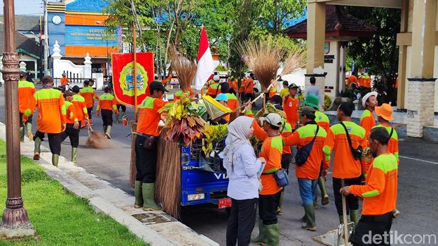 Para petugas pembersih sampah berbaris di depan kantor Pemkab Gunungkidul usai arak-arakan sebab mendapatkan Piala Adipura tahun 2023, Jumat (8/3/2024).