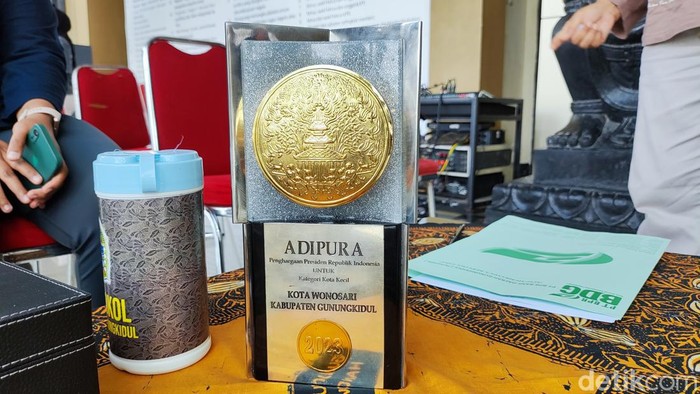 Piala Adipura kategori Kota Kecil yang didapatkan Wonosari, Gunungkidul. Foto diunggah Jumat (8/3/2024).