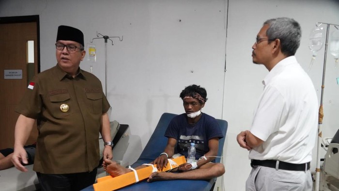 Pj Bupati Muara Enim kunjungi korban luka di RSUD Dr HM Rabain.