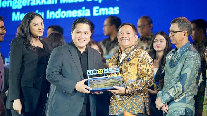 PNM menerima Award Top Contributor BUMN For Communications