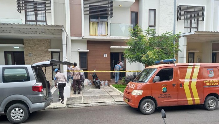 Polisi cek TKP bocah 5 tahun yang tewas diduga dibunuh ibunya di perumahan di Bekasi Utara, Kota Bekasi