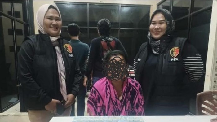 Polisi mengamankan Teteh yang rumahh kontrakannya dijadikan tempat prostitusi