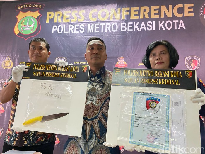 Polisi menunjukkan barang bukti pembunuhan oleh ibu terhadap anaknya di Bekasi. (Tina Susilawati/detikcom)