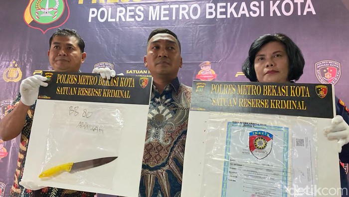 Polisi menunjukkan barang bukti pembunuhan oleh ibu terhadap anaknya di Bekasi. (Tina Susilawati/detikcom)