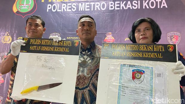 Polisi menunjukkan barang bukti pembunuhan oleh ibu terhadap anaknya di Bekasi. (Tina Susilawati/detikcom)