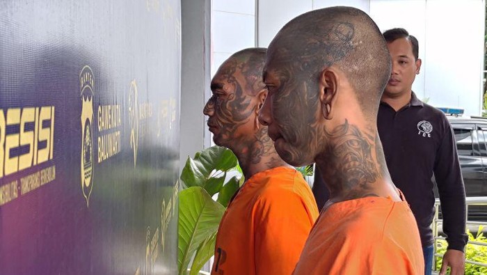 Polresta Tangerang menangkap dua orang lelaki bergaya anak punk tersangka pembunuhan di Kabupaten Tangerang, Banten. Kedua pelaku ditangkap saat bersembunyi. (Foto: Antara)