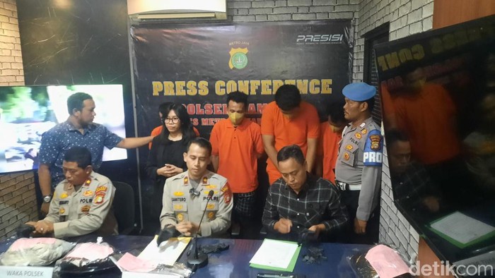 Polsek Mampang Prapatan menggelar konferensi pers terkait kasus penusukan maut di kafe Kemang (Annisa AR/detikcom)