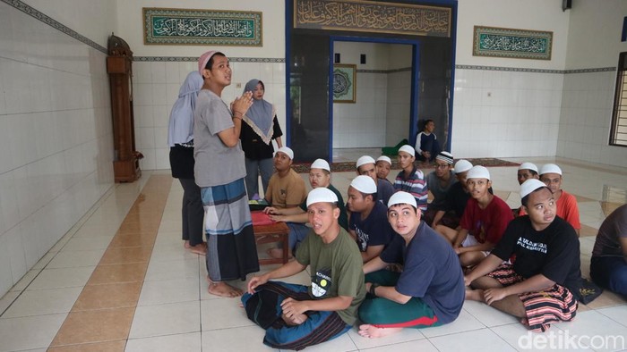 Aktivitas santri di Pondok Pesantren Autisme Islami Boarding School Al-Achsaniyyah yang ada di Desa Pedawang Kecamatan Bae, Jumat (8/3/2024).