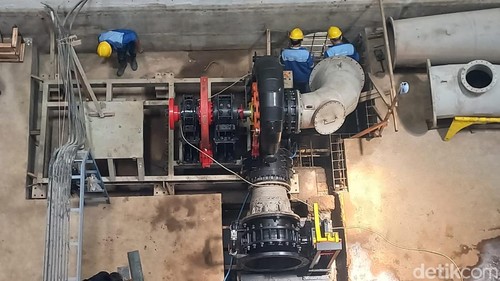 Potret pekerja proyek Pembangkit Listrik Tenaga Mikro Hidro (PLTMH) di Bendungan Titab, Buleleng, Bali.