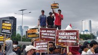 Koordinator aksi Nur Kelrey mengatakan, hak angket kecurangan Pemilu 2024 itu Inkonstitusional karena pemilu bukan menjadi objek yang dapat dilakukan angket oleh DPR. Menurut dia, saat ini isu hak angket dijadikan ajang peradilan politik untuk unjuk kekuatan yang berpotensi menimbulkan perpecahan bangsa. Hal tersebut berbahaya bagi demokrasi Indonesia dalam jangka panjang.