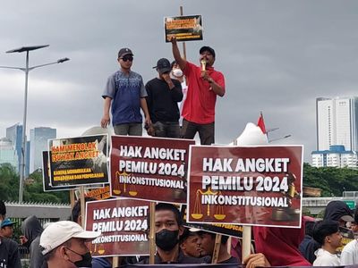 Potret Ratusan Massa Gelar Aksi Tolak Wacana Hak Angket Pemilu di DPR