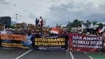 Potret Ratusan Massa Gelar Aksi Tolak Wacana Hak Angket Pemilu di DPR