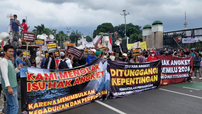 Potret Ratusan Massa Gelar Aksi Tolak Wacana Hak Angket Pemilu di DPR Ratusan aktivis yang tergabung dalam Aliansi Corong Rakyat berunjuk rasa di depan Gedung DPR/MPR RI, Jakarta Pusat, Jumat (8/3/2024).