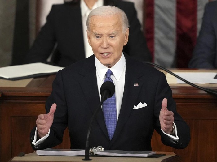 Presiden AS Joe Biden saat menyampaikan pidato kenegaraan tahunan, atau State of the Union, di Gedung Capitol, Washington DC. (AP Photo/Andrew Harnik)