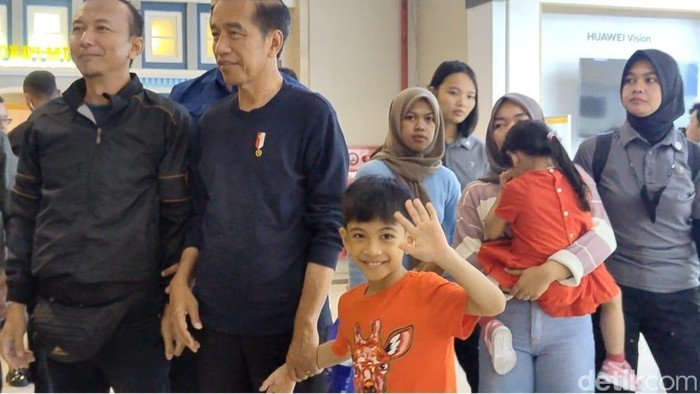 Presiden Jokowi mengajak Jan Ethes dan La Lembah Manah ke Solo Paragon Mall, Kota Solo, Jumat (8/3/2024) malam.