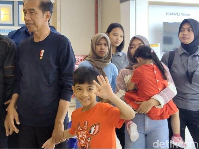 Presiden Jokowi mengajak Jan Ethes dan La Lembah Manah ke Solo Paragon Mall, Kota Solo, Jumat (8/3/2024) malam.