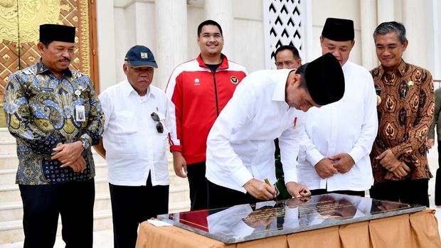 Presiden Jokowi menunaikan salat Jumat di Masjid Agung Madaniyah, Karanganyar, Jawa Tengah.