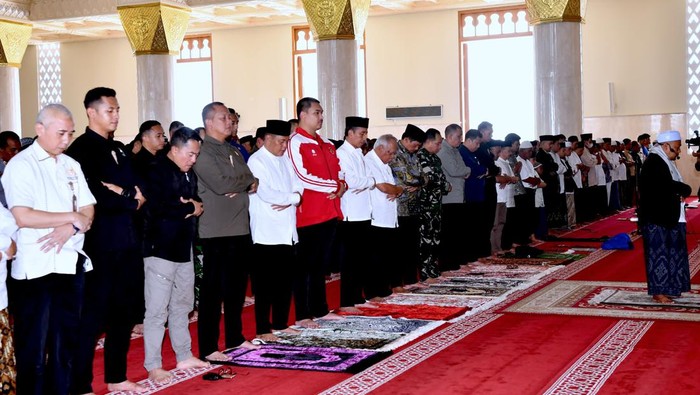 Presiden Jokowi menunaikan salat Jumat di Masjid Agung Madaniyah, Karanganyar, Jawa Tengah.