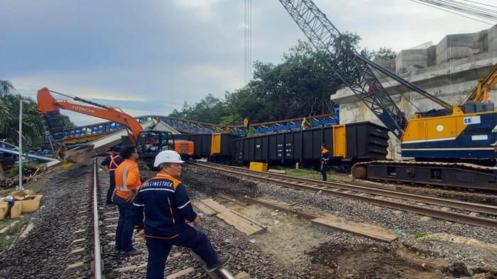 Proses evakuasi kereta Babaranjang yang tertimpa crane pembangunan flyover Bantaian Muara Enim.
