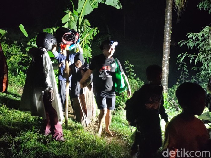 Proses evakuasi peserta kemah yang terjebak di Cafe dan Bumi Perkemahan Ono Kaline, Semaken, Banjararum, Kalibawang, Kulon Progo, Jumat (8/3/2024) malam.
