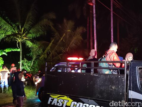 Proses evakuasi peserta kemah yang terjebak di Cafe dan Bumi Perkemahan Ono Kaline, Semaken, Banjararum, Kalibawang, Kulon Progo, Jumat (8/3/2024) malam.