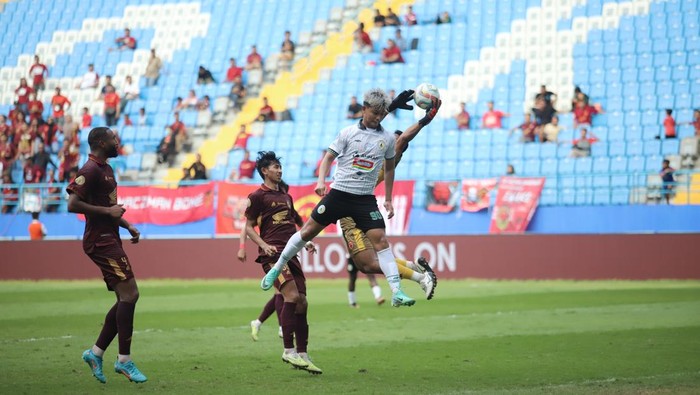 Laga PSM Makassar vs PSS Sleman, Jumat (8/3/2024).