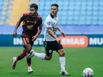 Pinthus Tampil Apik, PSS Tahan Imbang PSM 0-0 di Babak Pertama