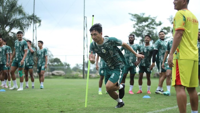 Gelandang PSS Sleman, Wahyudi Hamisi dalam sesi latihan. Foto diunggah Jumat (8/3/2024).